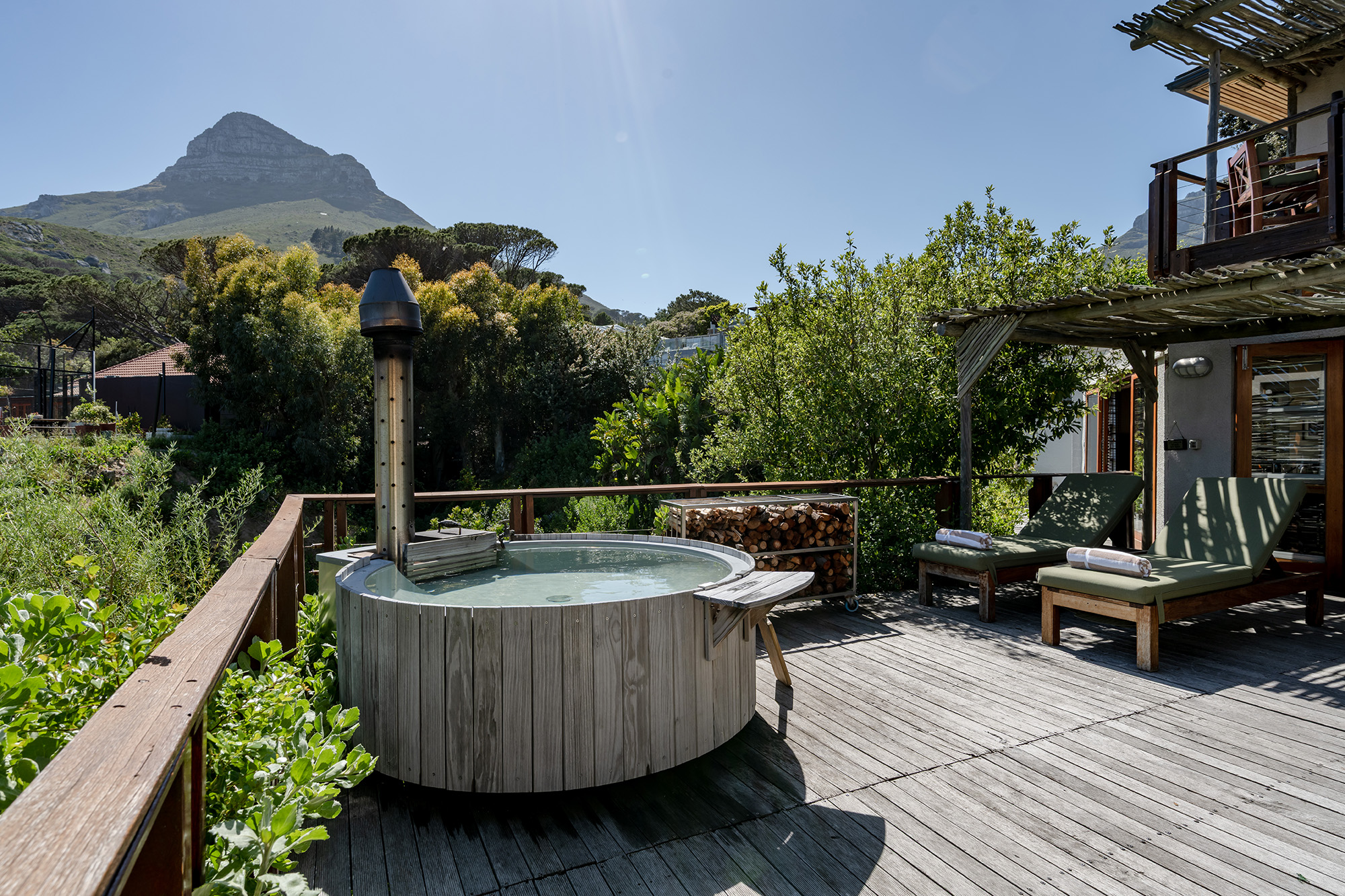 Nature Wellness room with Wood-Fired hot tub